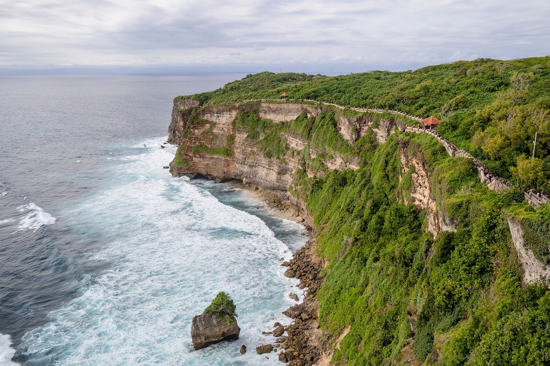 Traumhafte Aussicht auf Uluwatu Strand in Bali