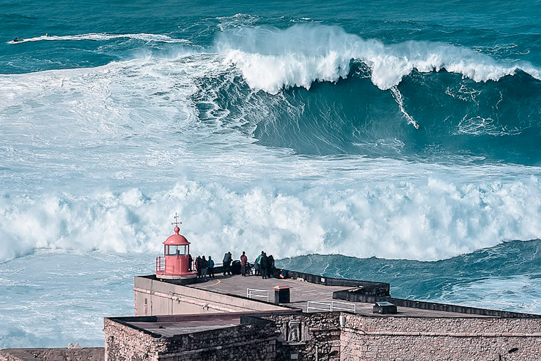 Welle in Nazare Portugal