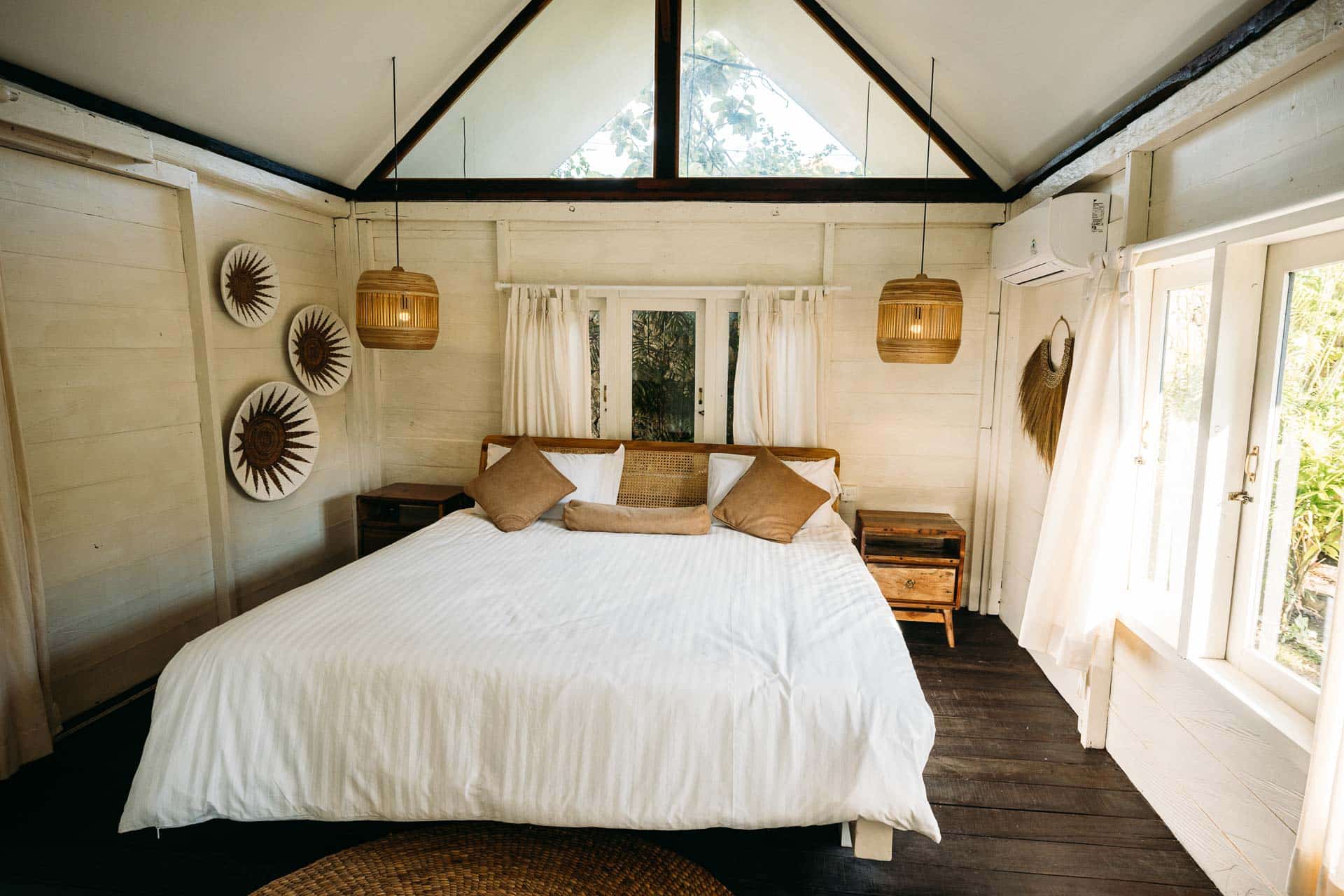 A rustic surfcamp bedroom decorated in earth tones and white