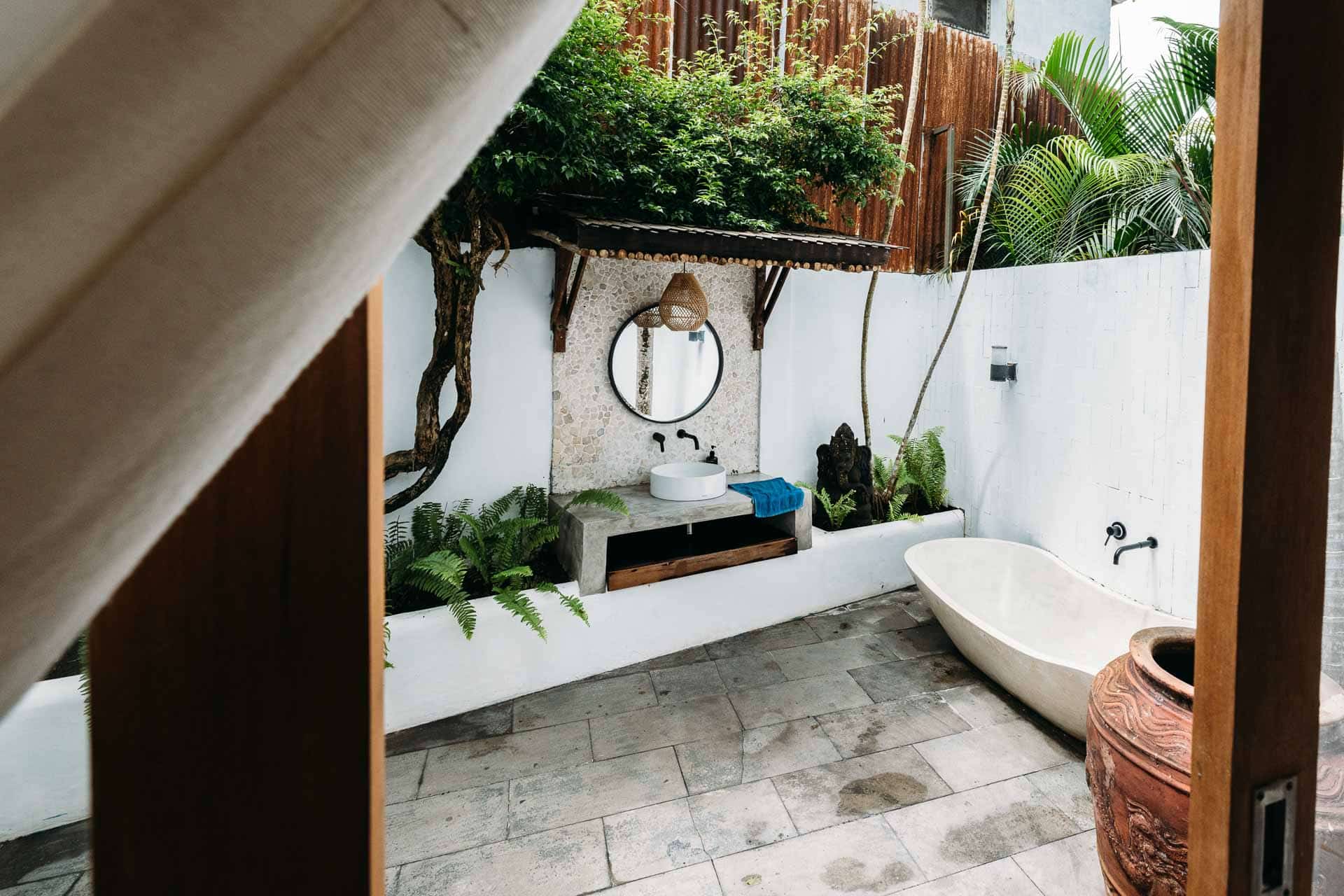 An outside bathroom decorated with jungle island motives