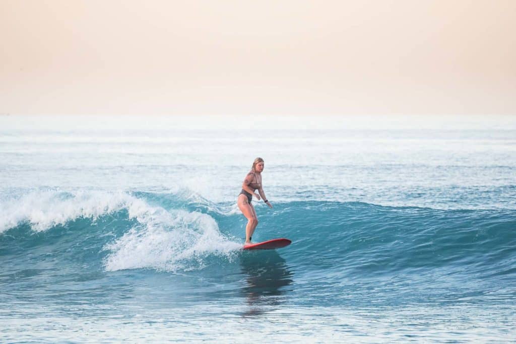Surfen Lernen auf Bali Longboarden Frau Bikini Surf