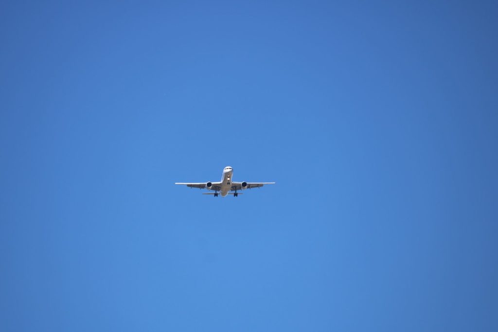 Flugzeug, das über den Flughafen von San Jose fliegt