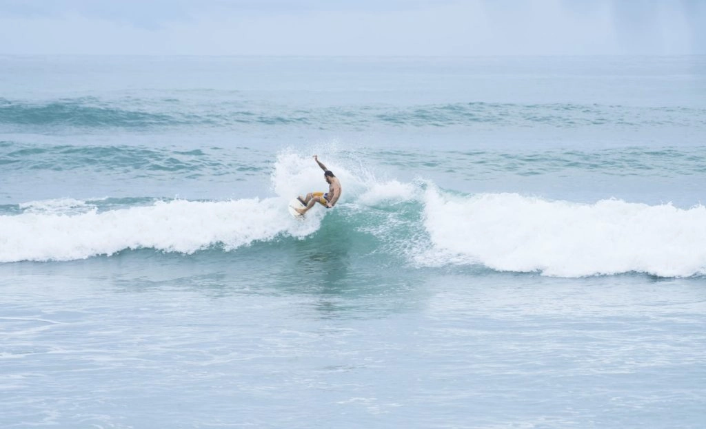 Mann beim Surfen auf einer Welle in Costa Rica