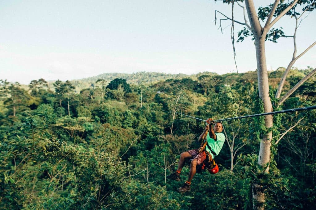 Mann beim Ziplining in Costa Rica