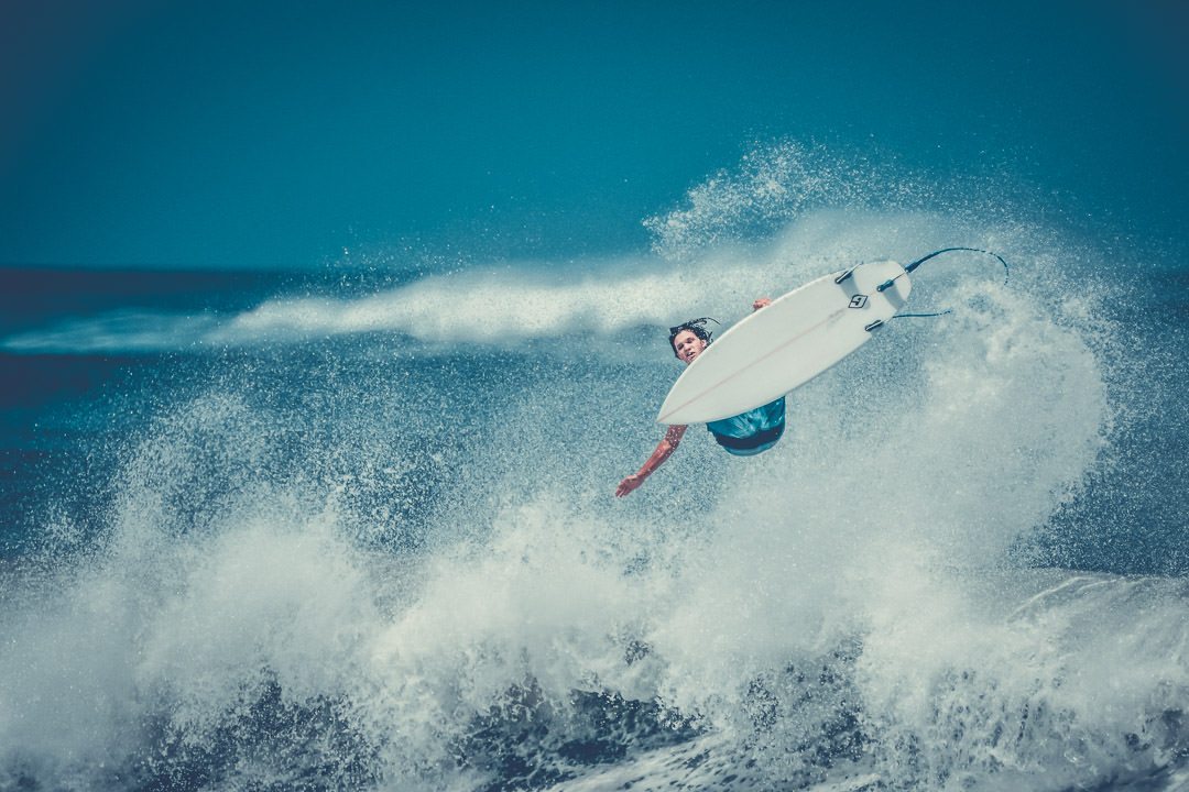Surfer Luft Trick in Playa Maderas