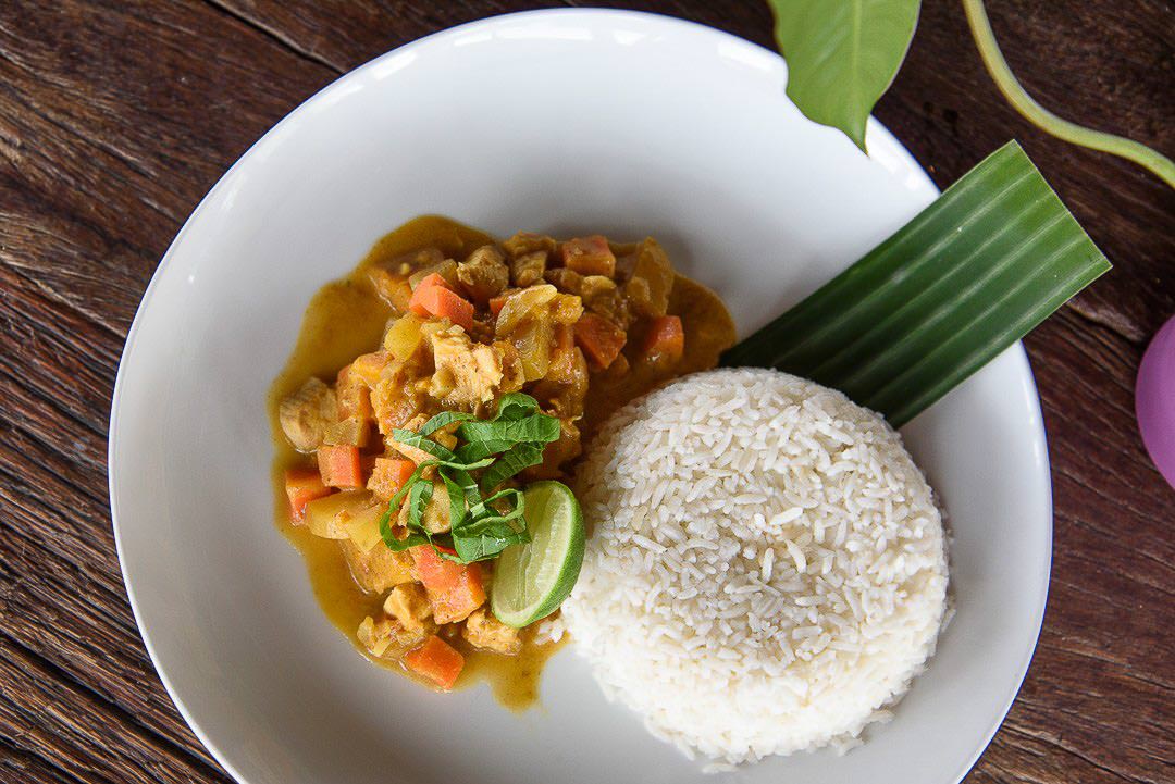 Ein gesundes Gericht mit Hühnercurry, Reis und Gemüse