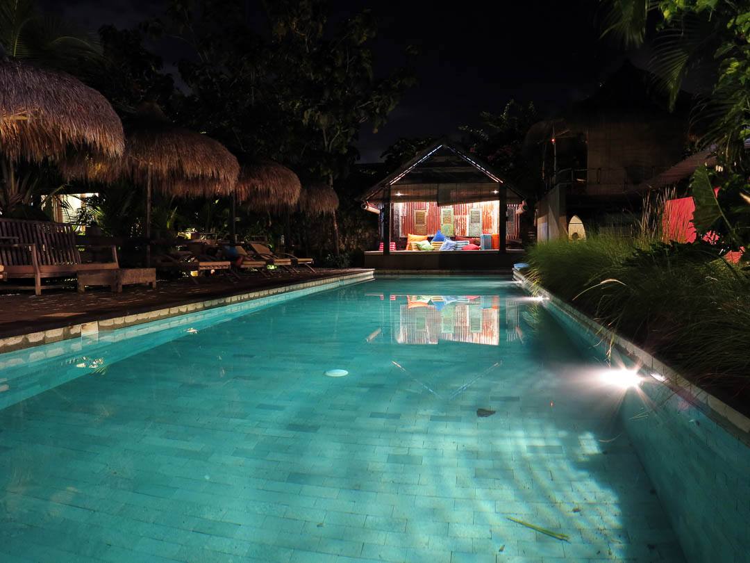 Rapture Surfcamps Padang Pool mit Licht