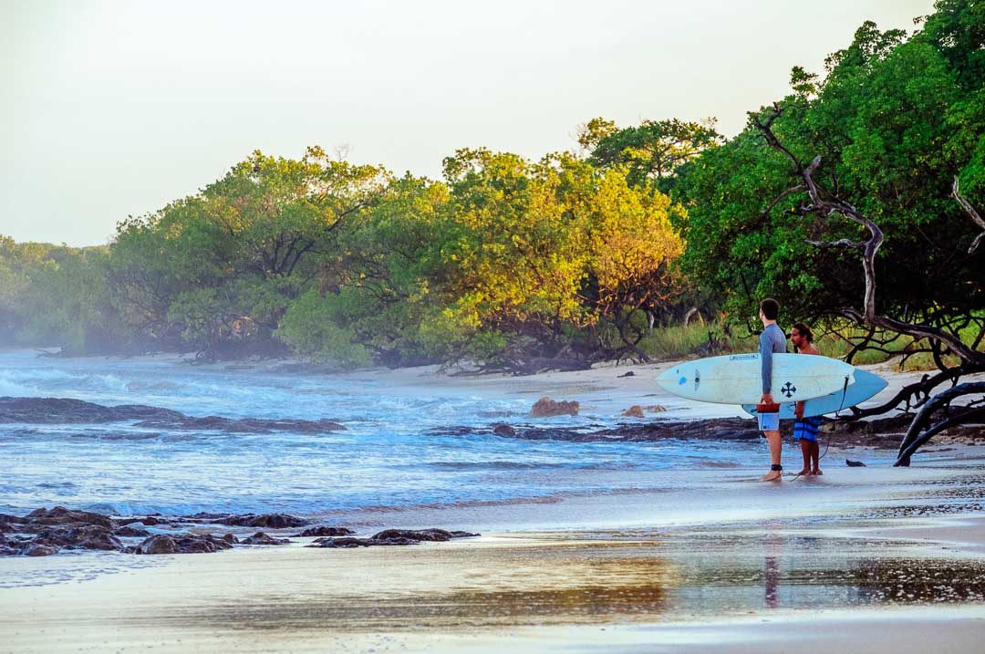 Zwei Surfer am Strand von Avellanas Costa Rica