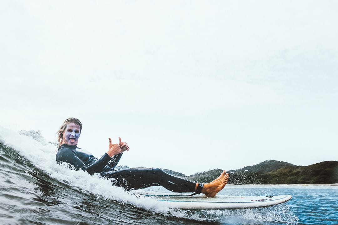 Glücklicher Surfer auf der Welle in Nicaragua