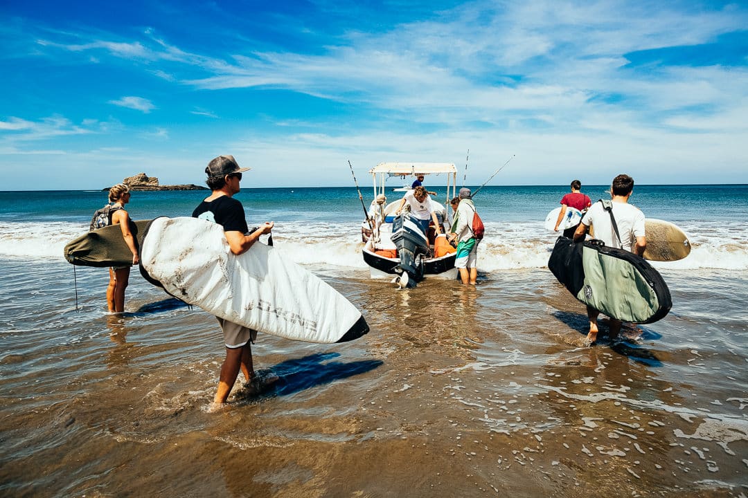 Bootsfahrt einer Gruppe von Surfern in Nicaragua