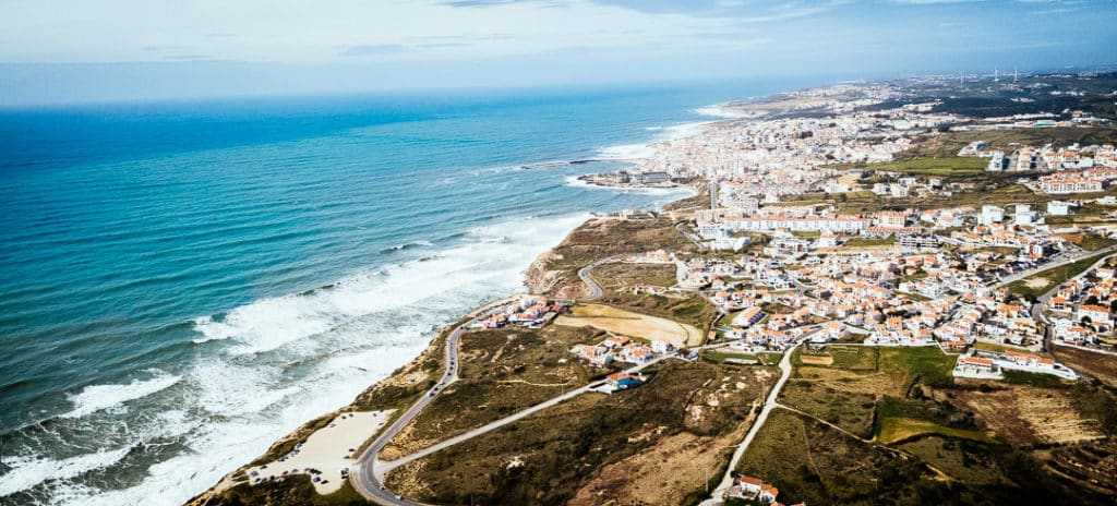 Luftaufnahme von der Stadt und dem Strand von Ericeira