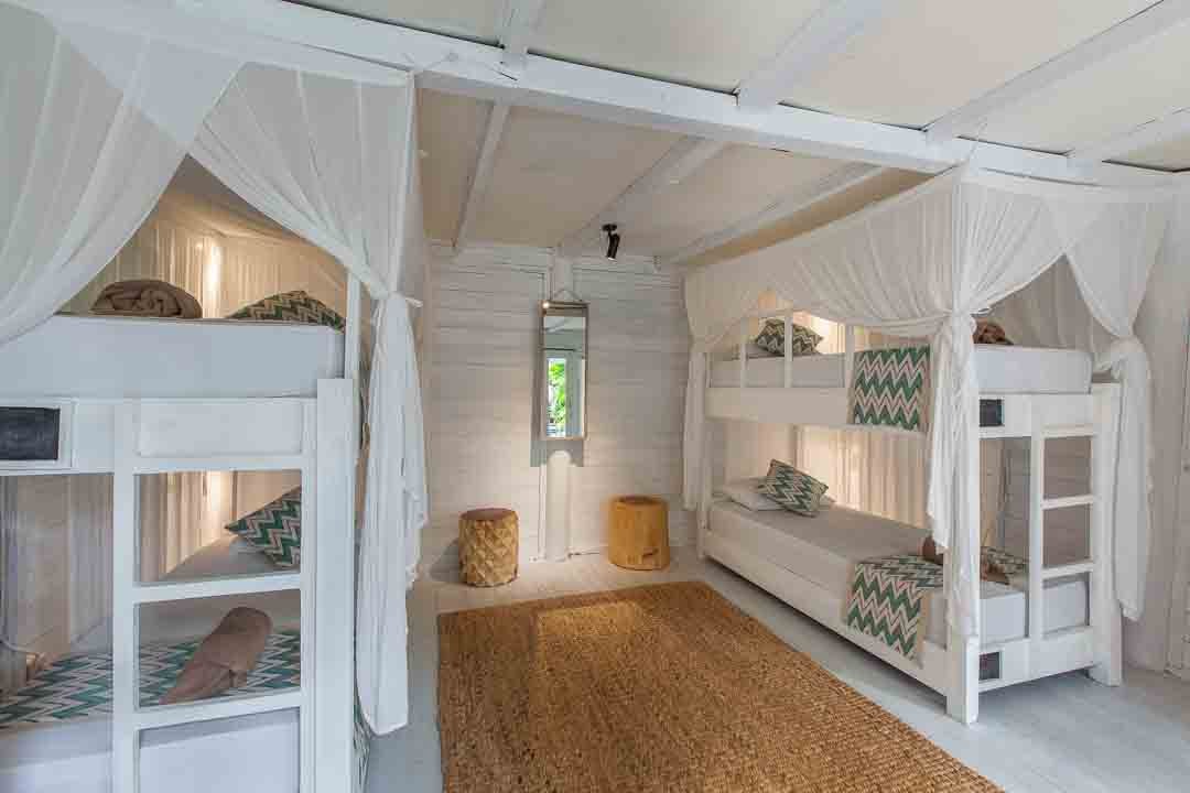 Ein Mehrbettzimmer mit Etagenbetten in Seminyak
