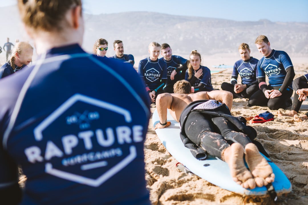 Surf Coach erklärt den Pop Up am strand