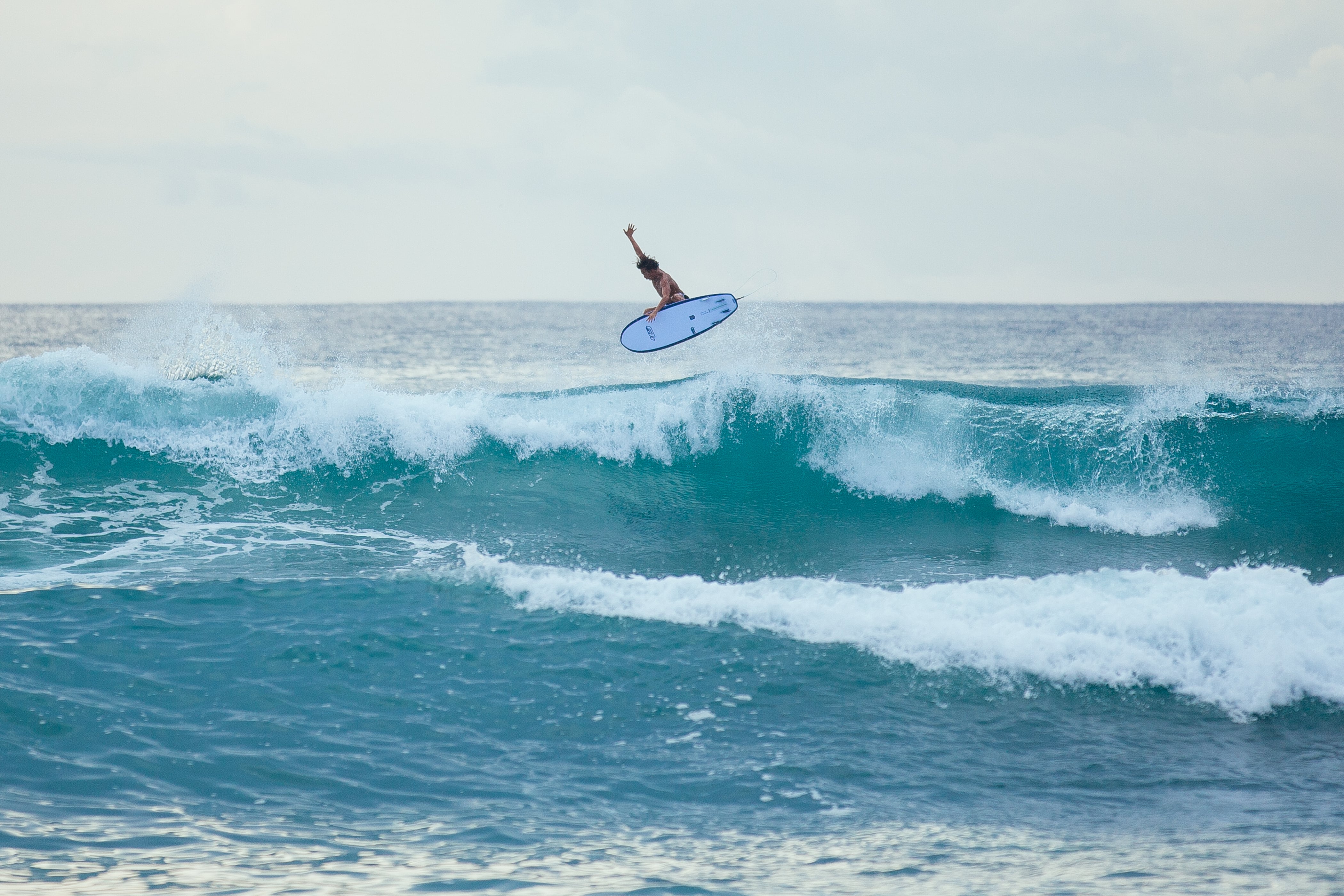 Ein fortgeschrittener Surfer bei einem Aerial Trick