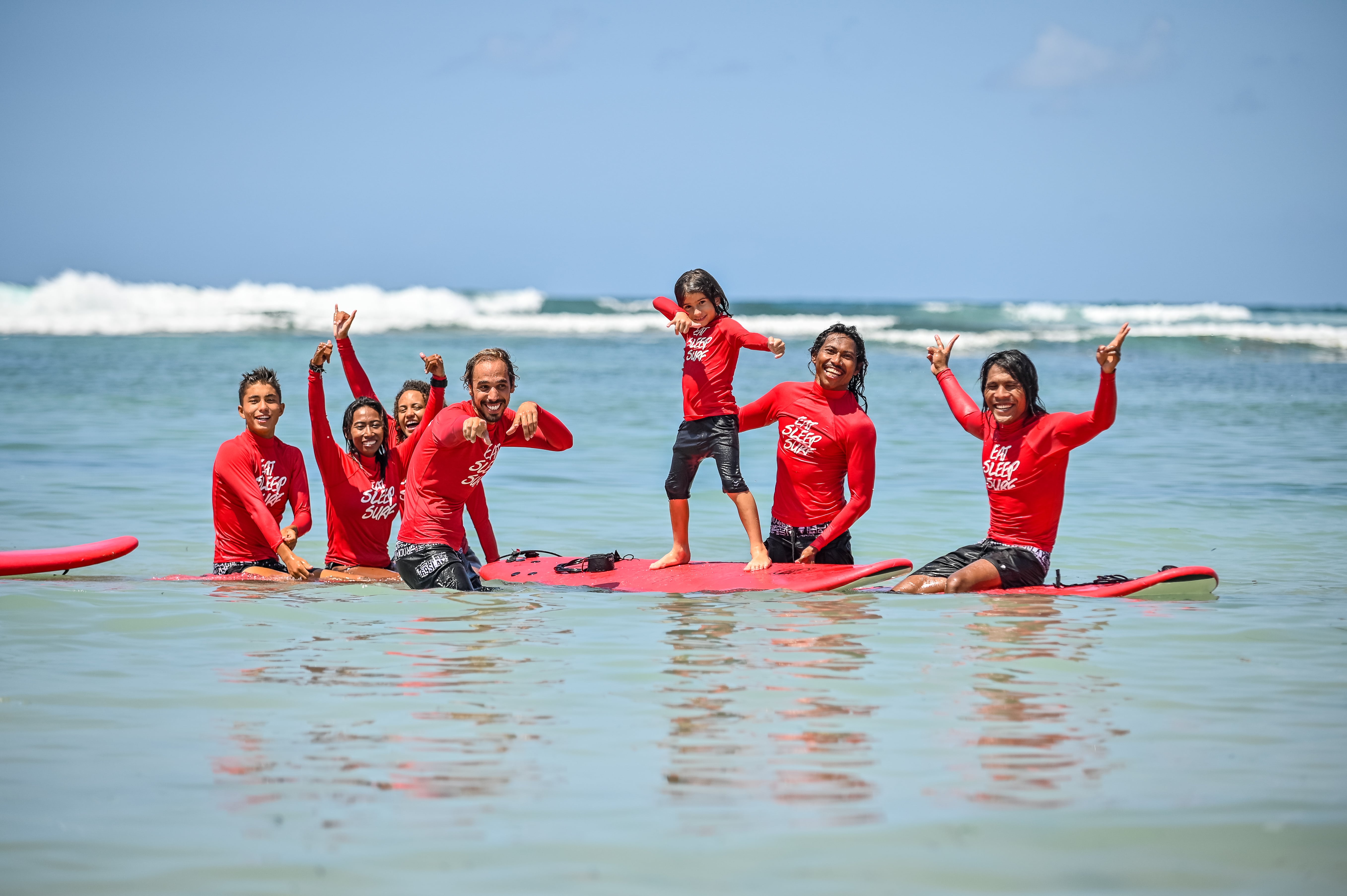 Eine Gruppe von Surfern mit einer Surf Lektion in Canggu