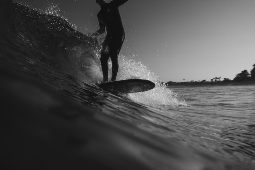 Rapturecamps Surfer Longboard Schwarz Weiss Fotographie