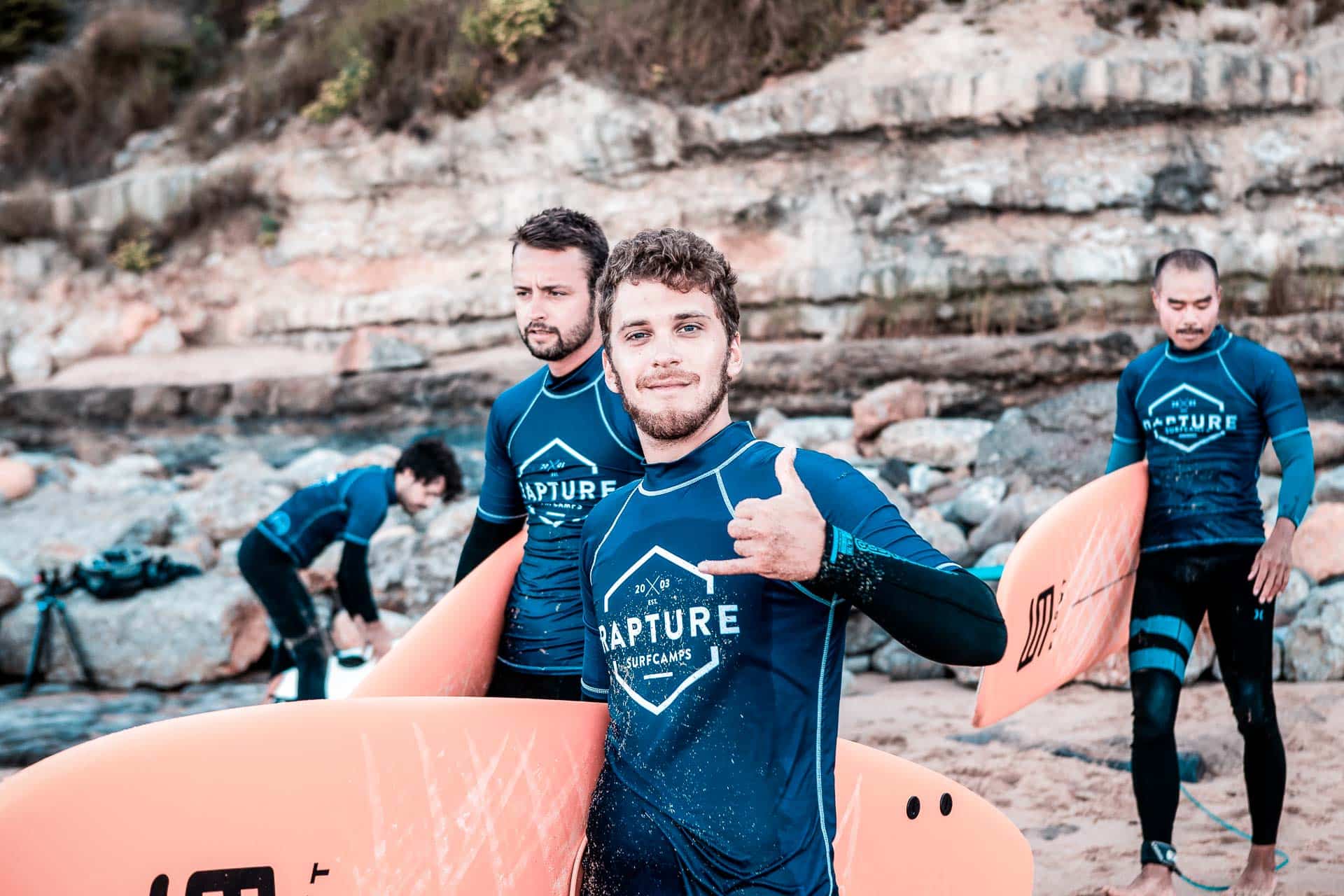 Surfschüler am Weg ins Wasser zu ihrem Surfunterricht Ericeira Portugal
