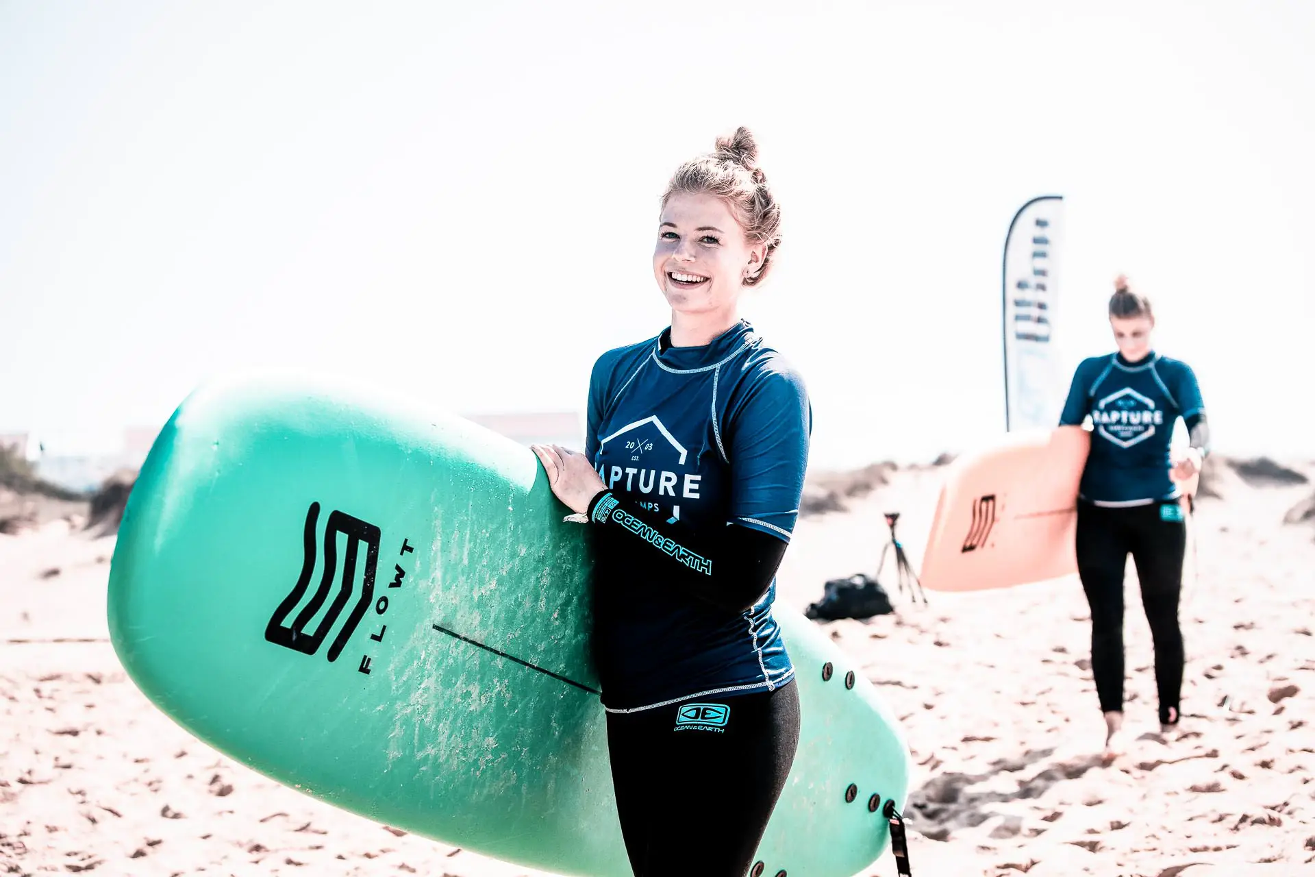glückliche Surfschüler bei ihrer ersten Surfstunde im Surfcamp Ericeira