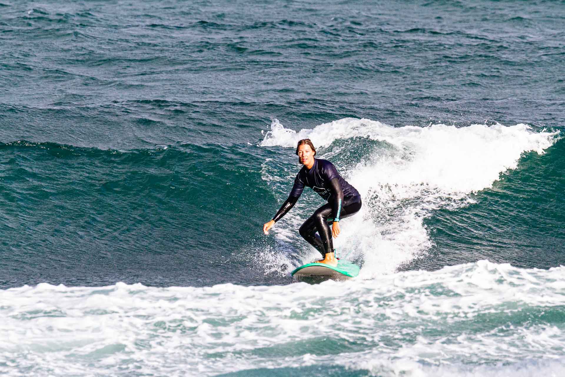 kompetente Surflehrer beim Surfen Lernen in Ericeira, Portugal